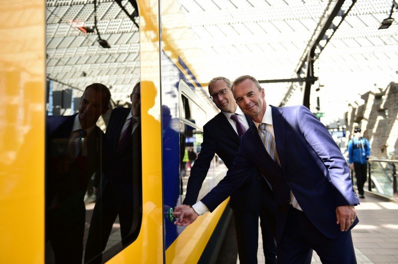 Bert Groenewegen, waarnemend president-directeur NS en Henri Poupart-Lafarge, CEO van treinfabrikant Alstom die de deuren van de trein openen. (Rechten: NS)