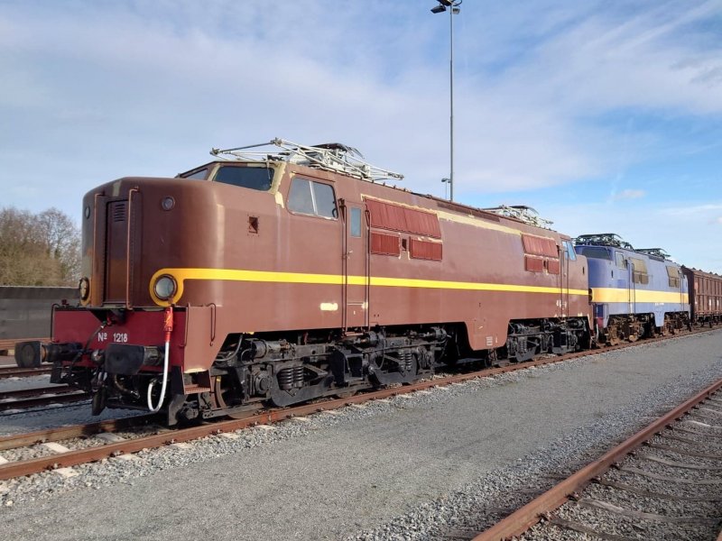 De voormalige NS-locomotief op de sporen van het emplacement van Blerick. (Foto: Martijn)