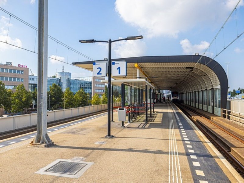 Het station van Voorburg wordt voorzien van zonnepanelen. (Foto: ProRail)