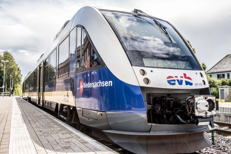 De iLint trein in de huisstijl van EVB. (Foto: EVB)