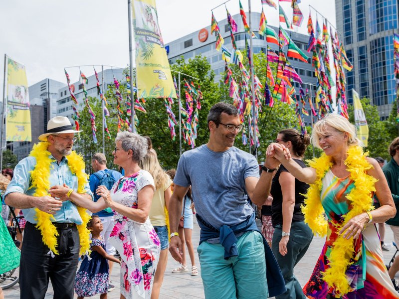 De wereldrecordpoging salsa dansen trok veel deelnemend publiek. (Foto: Daisy Fotografie / NS)