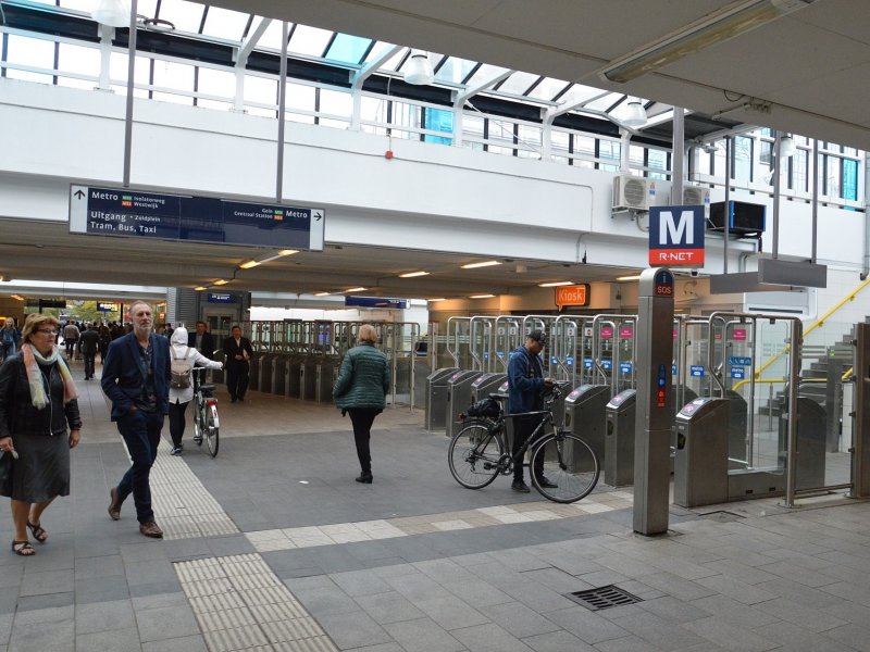 Een plofkraak heeft dinsdagmorgen gezorgd voor een ravage op Amsterdam Zuid. (Foto: Henk Bezemer)