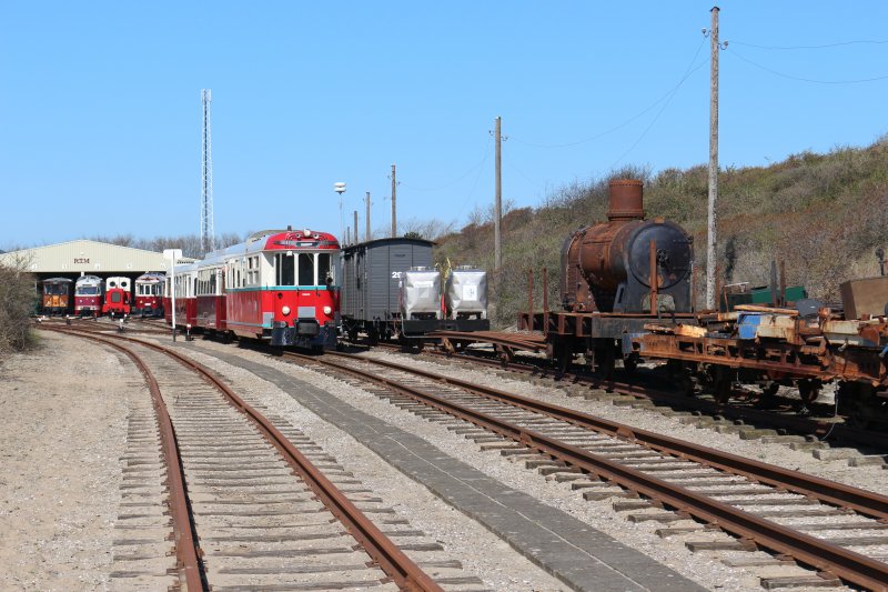 Een archieffoto van het museumterrein. De duinen aan de rechterkant zijn in vlammen opgegaan. (Foto: Treinenweb)