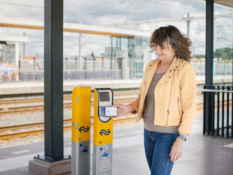 De NS zoekt proefpersonen om in- en uit te kunnen checken met een bankpas of smartwatch. (Foto: NS)