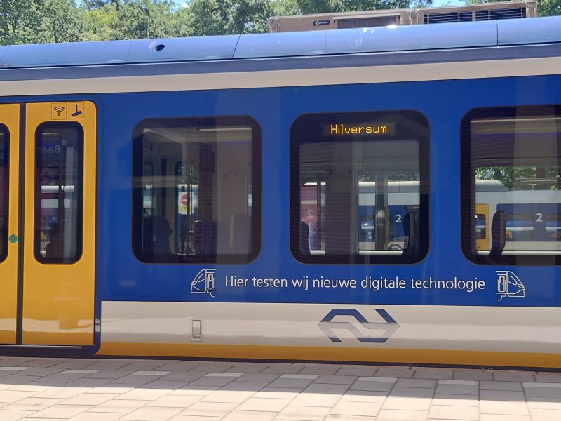 De testtrein is voorzien van een speciale tekst. (Foto: Vincent Barendrecht)