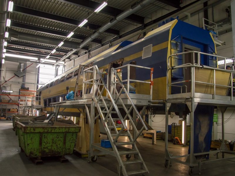 Het casco van de bak wordt hier behandeld. Een raam is verdwenen vanwege de inbouw van een nieuw toilet.