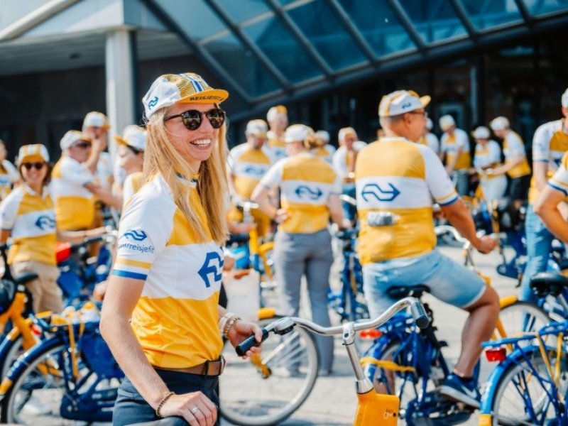 De NS deelt de komende dagen aan liefhebbers wielrenpetjes uit. (Foto: NS)