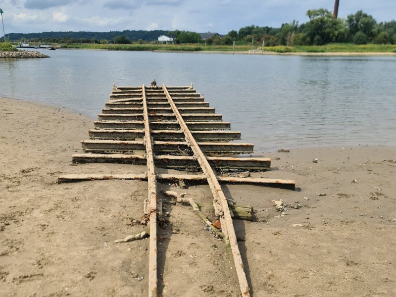 De smalspoorlijn werd vroeger gebruikt voor kleiwinning. (Foto: Ezri (Twitter: @Treinenliefde))