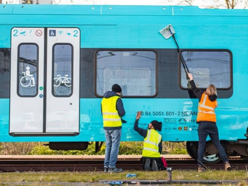 Arriva bespaart 223.000 liter water met een handwas voor de trein. (Foto: Arriva)