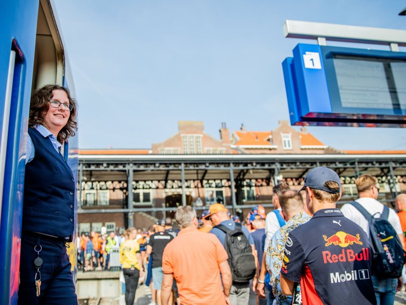 Ruim 120.000 raceliefhebbers reisden in september van en naar de Dutch Grand Prix in Zandvoort.  (Rechten: NS / Daisy Fotografie)
