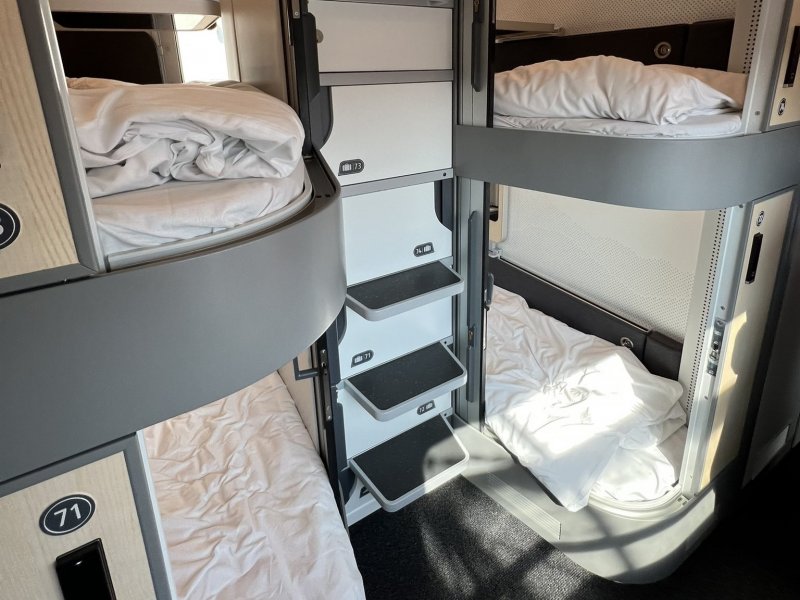 Er zijn twee slaapcabines boven elkaar geplaatst. Omdat de trein laagvloers is zijn deze vrij hoog zodat je er nog prima in kan zitten. (Rechten: seat61.com)