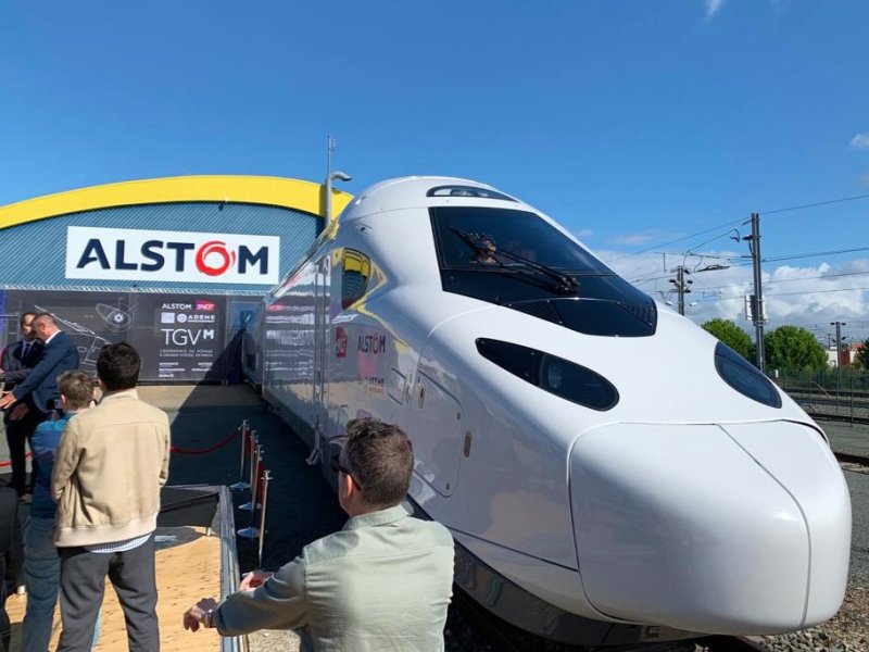 De roll-out van het eerste treinstel van de TGV-M. (Foto: Alstom)