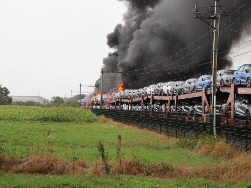 Door de brand raakten veel auto's en wagons total loss. (Foto: Jip van Loon)