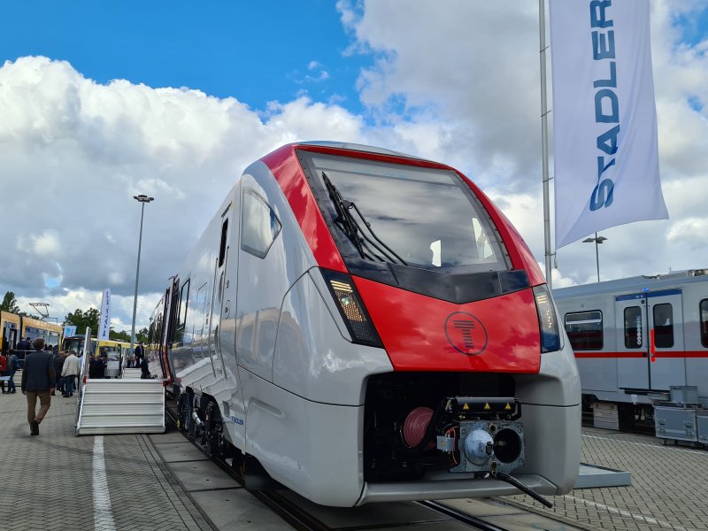 Een tri-modale batterijtrein voor gebruik in Wales. (Rechten: Treinenweb)