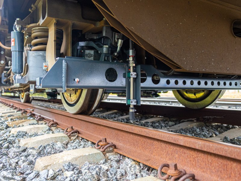 De spuitinstallatie onder de SLT Sprinter (Foto: ProRail / Stefan Verkerk)