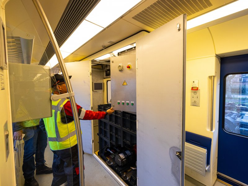 De nieuwe kast met de Sandite-apparatuur in de SLT. (Foto: ProRail / Stefan Verkerk)