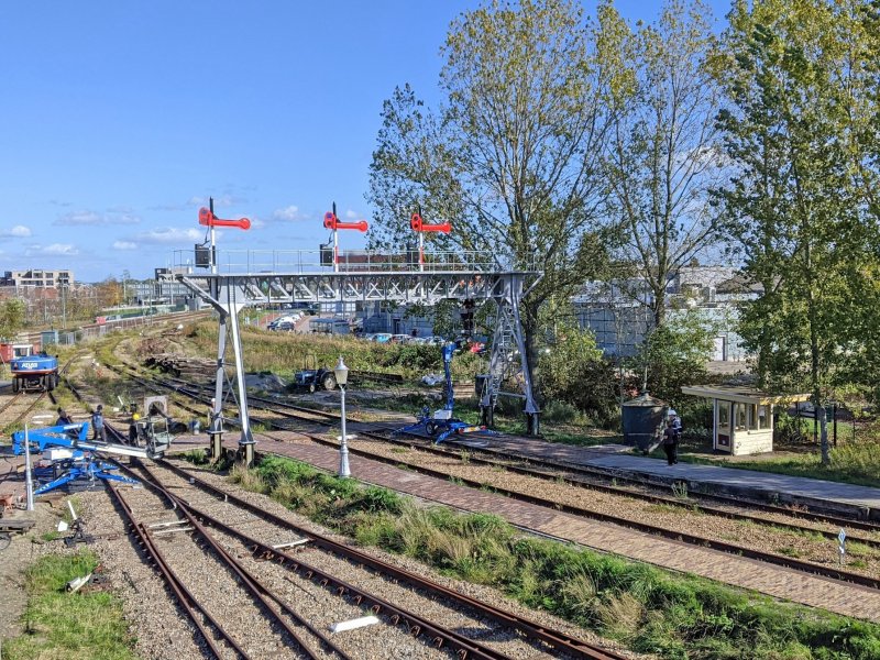 De nieuwe seinbrug die over de sporen van de SGB geplaatst is. (Foto: SGB)