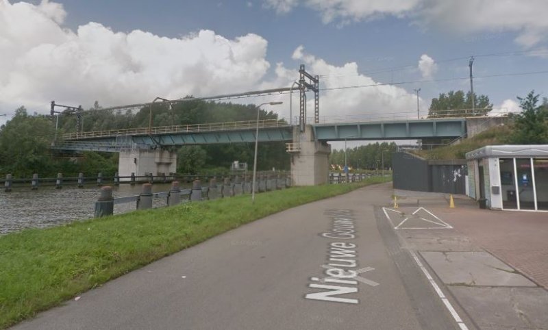 De Lage Gouwebrug die door een boot geramd werd. (Foto: Google)