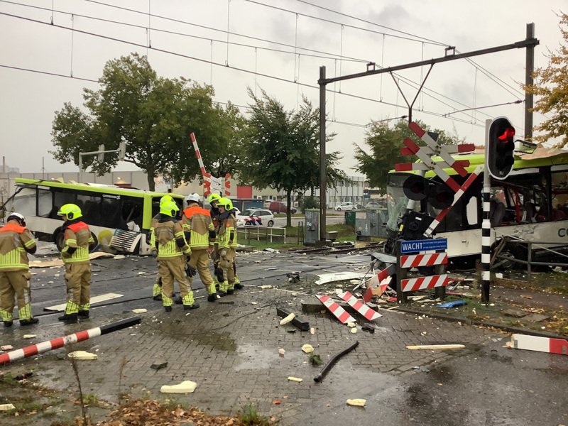 De ravage bij de aanrijding tussen een bus en een trein in Bergen op Zoom. (Foto: Veiligheidsregio Midden- en West-Brabant)
