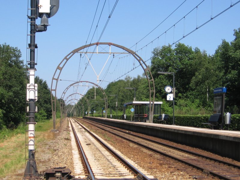 De historische bovenleidingportalen boven de spoorlijn Utrecht - Hilversum. (Foto: M. Minderhoud)