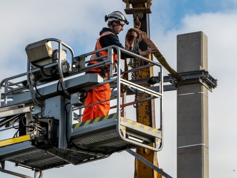 De aanleg van de nieuwe duurzame betonnen bovenleidingsmasten. (Foto: ProRail)