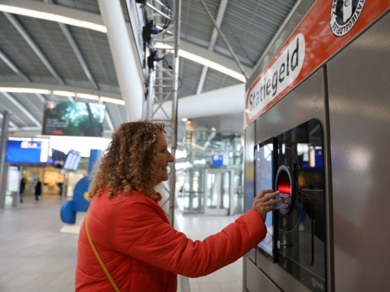 De NS heeft dinsdag de eerste inleverautomaat voor flessen geopend op Utrecht Centraal. (Foto: NS)