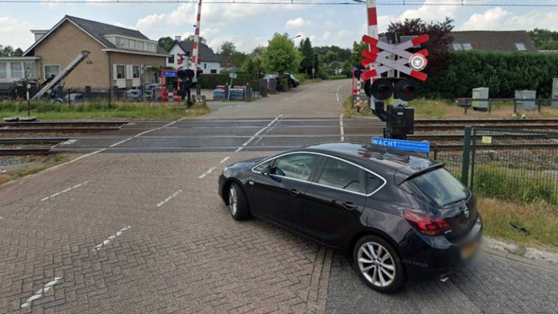 De bewuste overweg bij Prinsenbeek. (Foto: Google Maps)