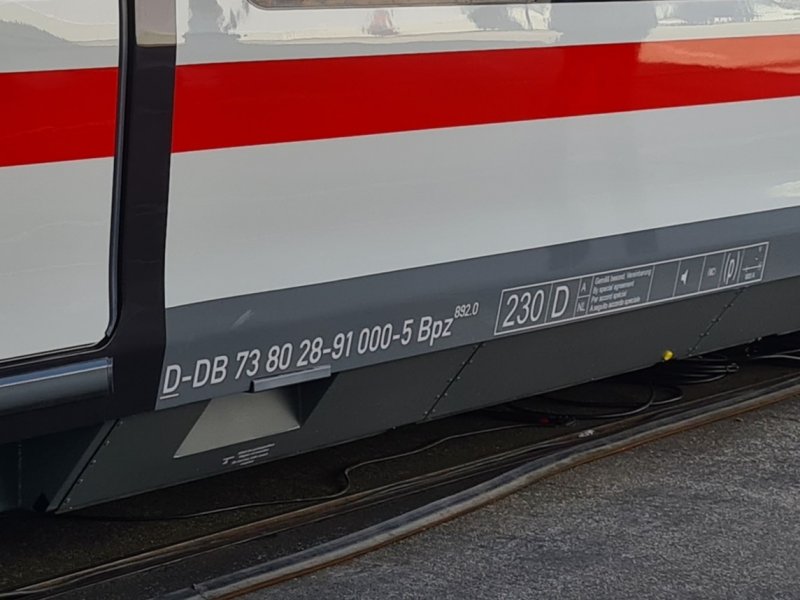 Het NVR-nummer met de toelatingstabel op de zijkant van het rijtuig.  (Rechten: Treinenweb)