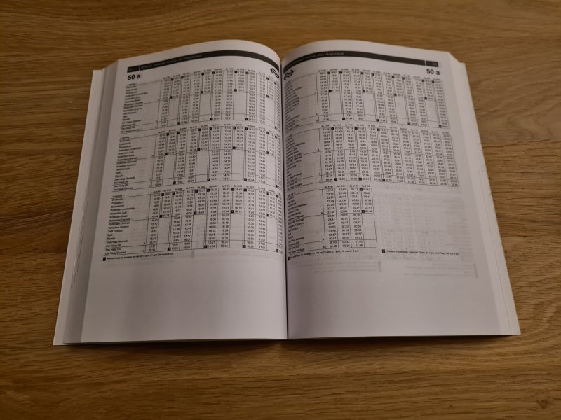 Het boekje is voorzien van leesbare tabellen met de dienstregeling van alle vervoerders. (Foto: Ariën)