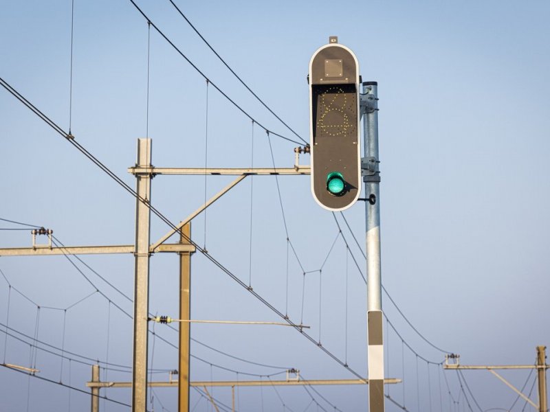 Het nieuwe sein met een LED-lamp dat drie verschillende kleuren kan tonen. (Foto: ProRail)