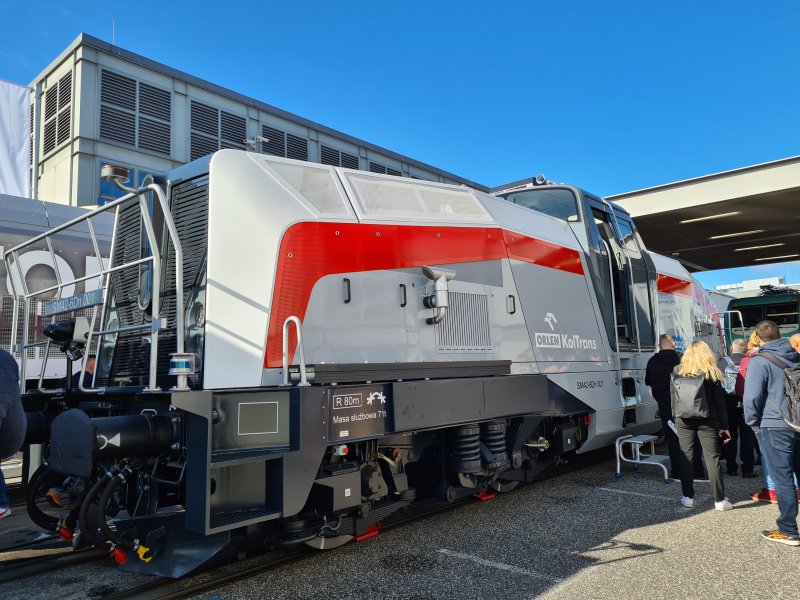 De waterstof-locomotief SM42-6Dn tijdens InnoTrans 2022. (Rechten: Treinenweb.nl)