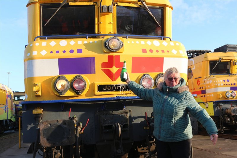 Janny doopt de naar haar vernoemde locomotief. (Foto: )