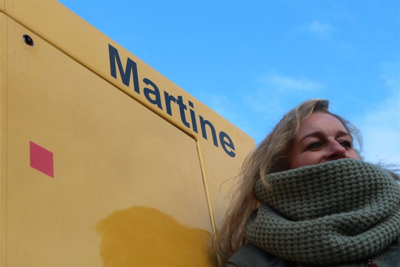 Martine op de naar haar vernoemde locomotief. (Foto: )