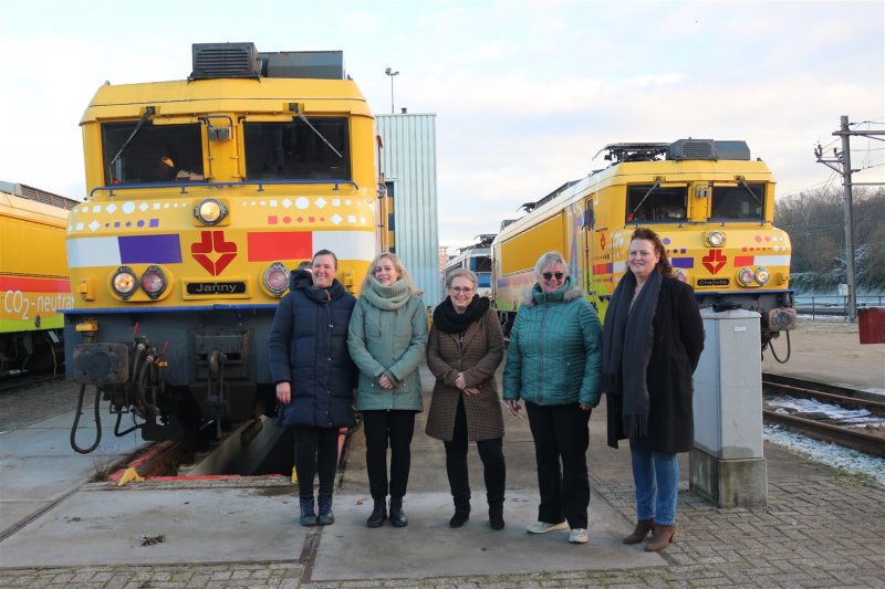 Alle vijf de vrouwen op een rij naar wie de nieuwste vloot van Strukton naar vernoemd is. (Foto: )