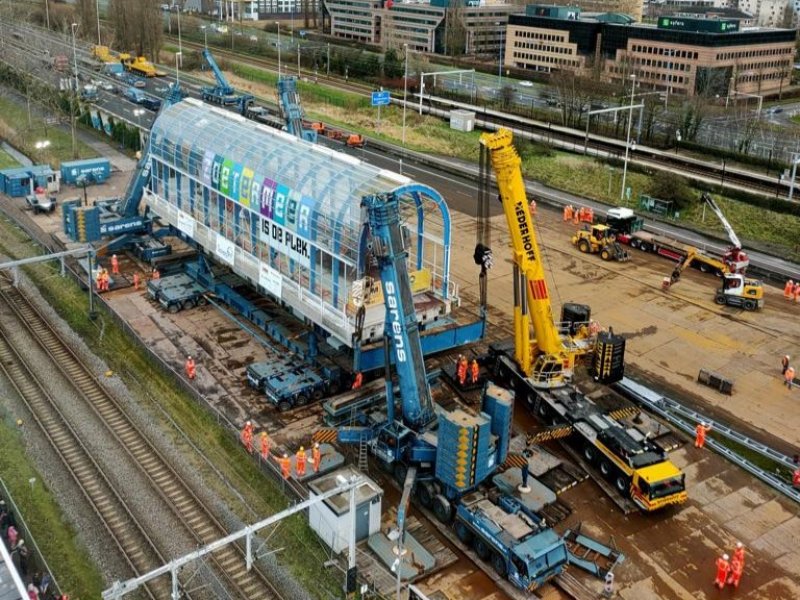 Het zwakke brugdeel van de Nelson Mandelabrug is ontmanteld en met succes tussen de snelweg A12 en het spoor geplaatst. (Foto: Ingestuurde foto)