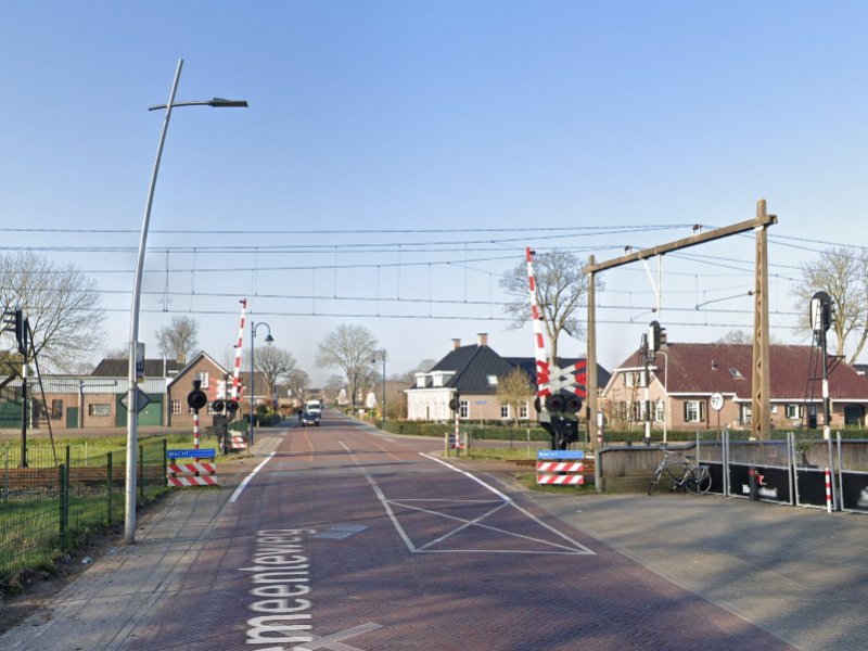 De bewaakte overweg aan de Gemeenteweg in Staphorst waar het ongeluk plaatsvond. (Foto: Google Streetview)
