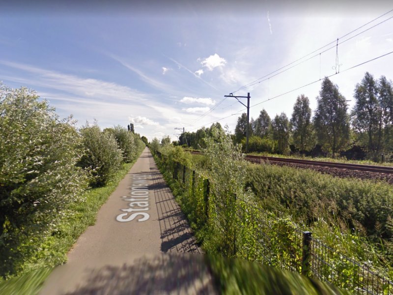 De spoorlijn langs Hazerswoude-Rijndijk waar ergens een station zal worden gerealiseerd. (Foto: Google Streetview)