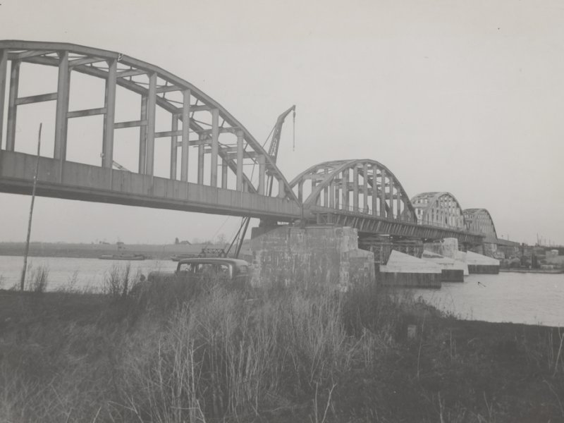 Een van de foto's uit het archief. Deze gaat over het herstel van de brug bij Ravenstein na de oorlog. (Foto: Dienst van Economische Zaken N.S.)