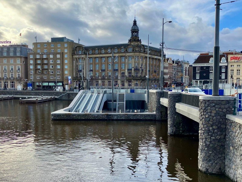 Nieuwe fietsenstalling opent aan stationsplein Amsterdam Centraal - Treinenweb