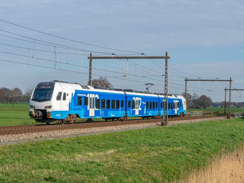 Een passerende FLIRT-trein bij Zenderen. (Foto: Rob Dammers)