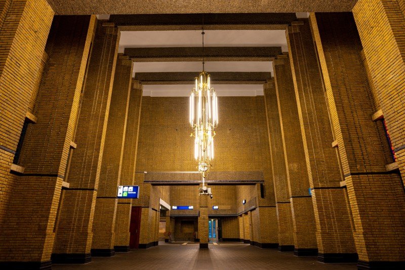 De stationshaal straalt na de renovatie ook weer als vanouds. (Foto: NS)