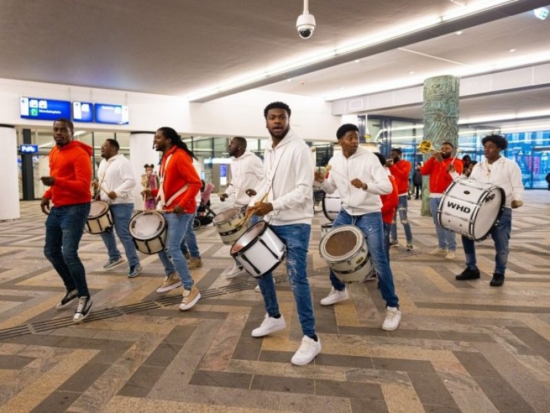 Een Caribische band was aanwezig voor een openingsact. (Foto: NS)