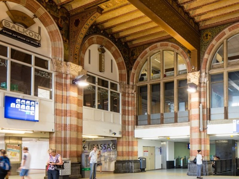 De hoofdentree van Amsterdam Centraal is tijdelijk afgesloten vanwege werkzaamheden. (Foto: ProRail)