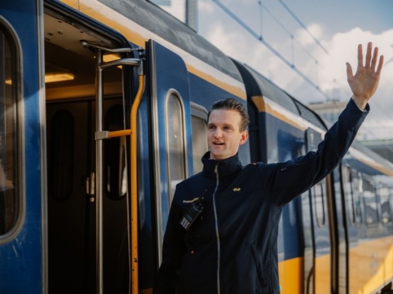 NS zet eerste kantoorpersoneel in op de trein als treinassistent - Treinenweb