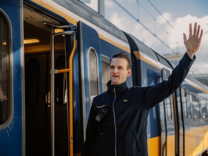 De NS zet vanaf vandaag kantoorpersoneel in als treinassistent. (Foto: NS)