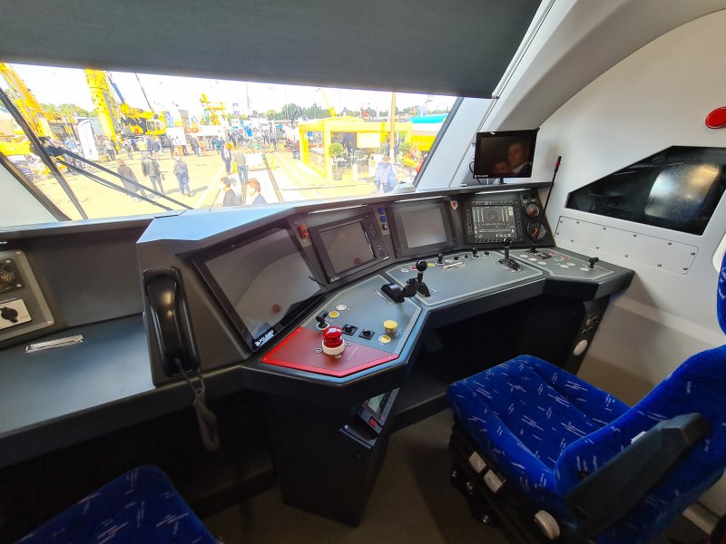 De ergonomische stuurtafel in de cabine van de FPS Plus. (Rechten: Treinenweb.nl)