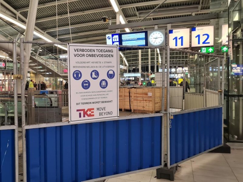 De roltrap naar spoor 11/12 op Utrecht Centraal die al vele maanden buiten gebruik is. (Foto: Treinenweb)