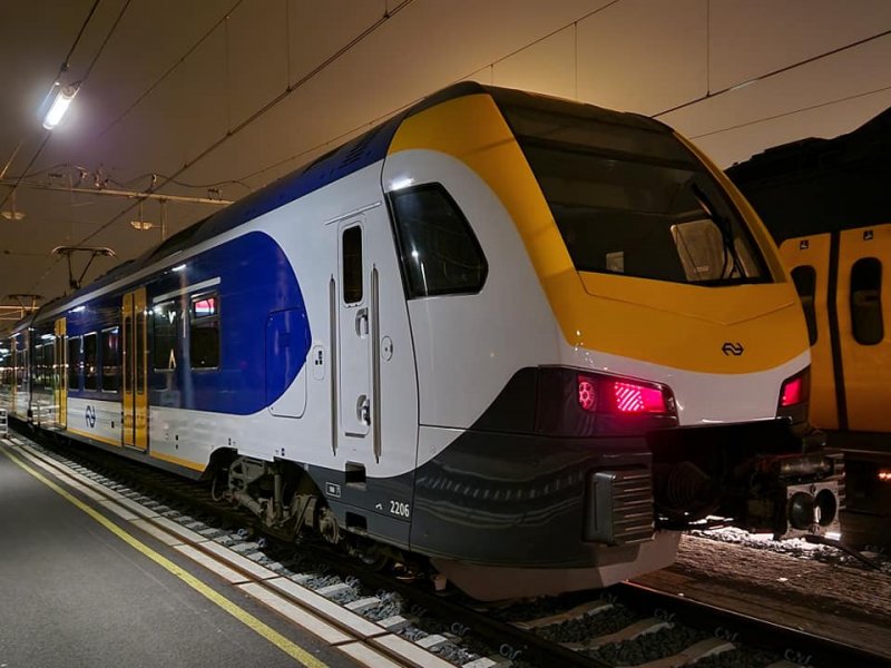 De NS Flirt Sprinter krijgt nu, net als de SNG, ook een gele kop. (Foto: Ad van de Giessen)