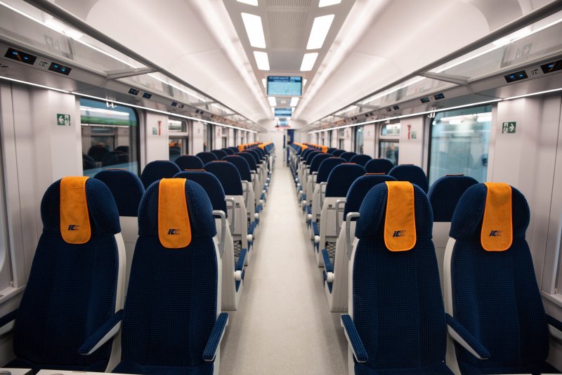 Het salonrijtuig met stoelen in de twee bij twee opstelling (Rechten: PKP Intercity)