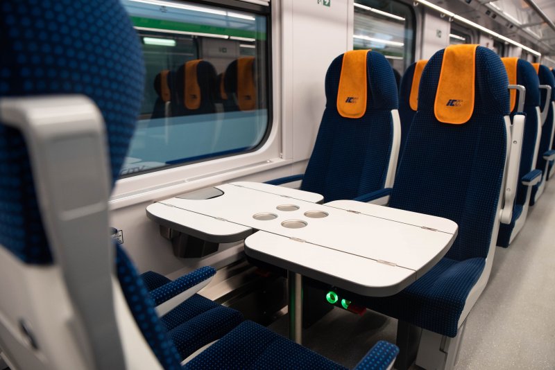 Ook zijn er vis-a-vis plaatsen beschikbaar met een grote tafel. (Rechten: PKP Intercity)